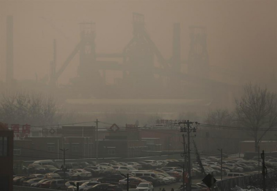 La bruma disumula las instalaciones de una central térmica en las afueras de Pekín (China). EFE