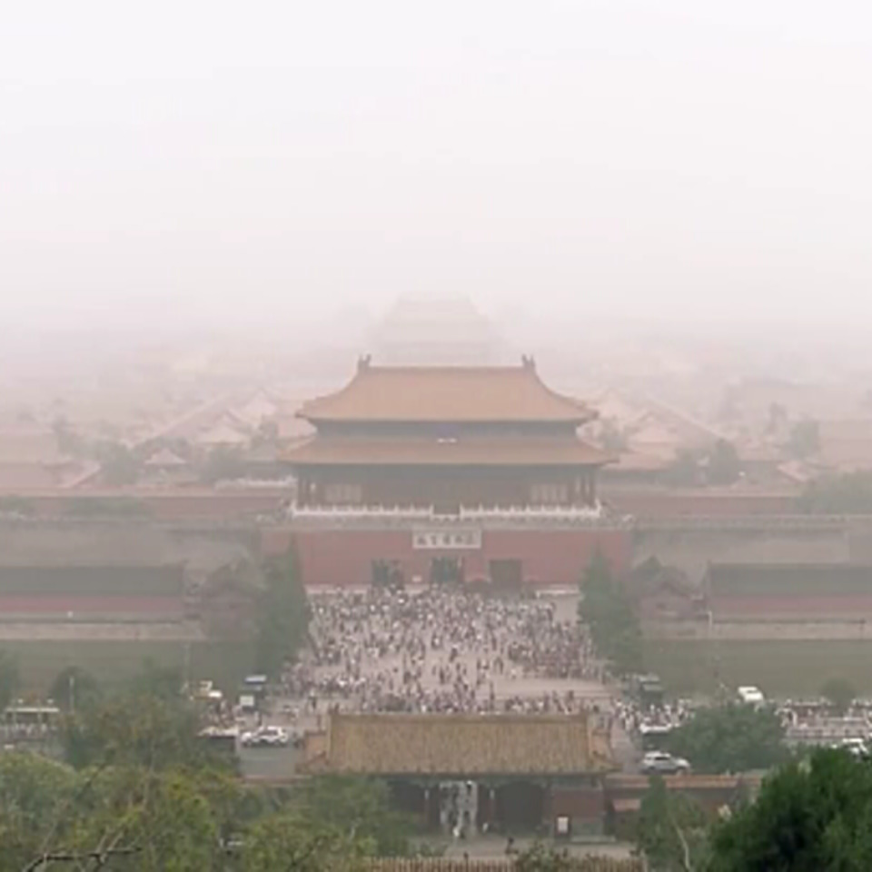 La bruma disumula las instalaciones de una central térmica en las afueras de Pekín (China). EFE