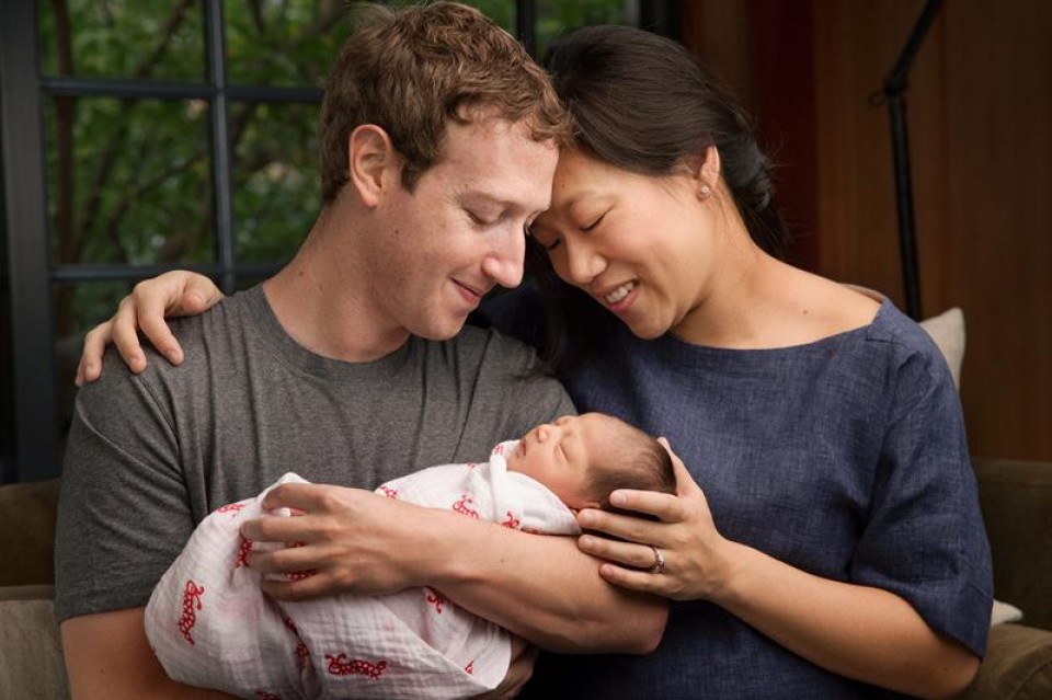 Zuckerberg y Priscilla Chan con su hija recién nacida