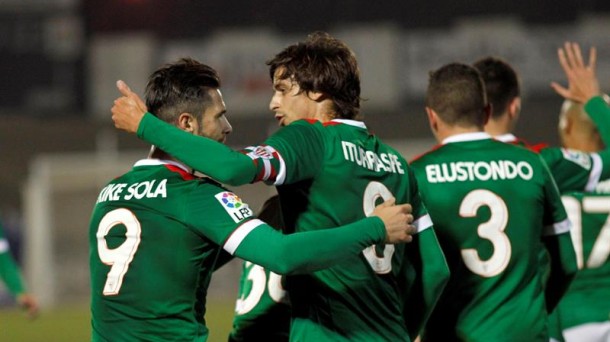Kike Sola, Iturraspe y Elustondo celebran el primer gol / EFE.