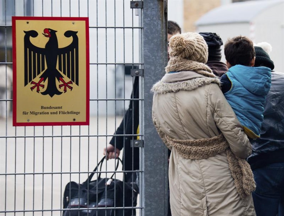 Refugiados hacen cola frente a un centro de acogida alemán. EFE