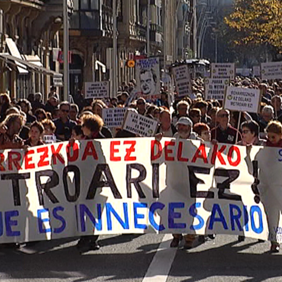 Manifestación convocada contra el metro de Donostia por la lataforma Satorralaia.