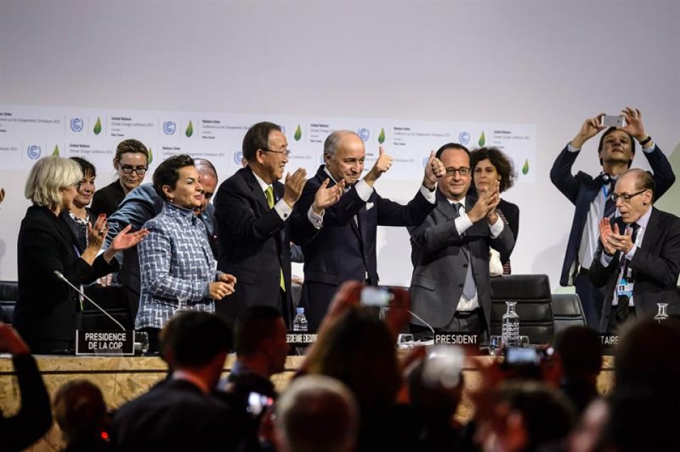Christiana Figueres, Ban Ki-moon, Laurent Fabius y Francois Hollande celebrando el acuerdo. EFE