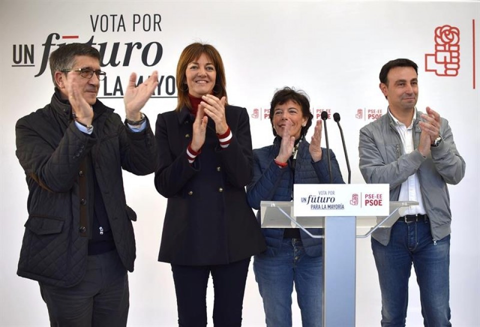 Torres (dch), con López, Mendia y Celaa, en la campaña electoral de diciembre. Foto: EFE