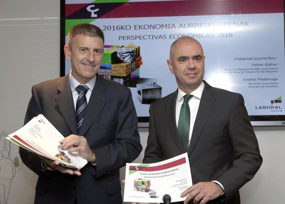 Joseba Madariaga y Xabier Egibar durante la presentación del informe sobre la economía. Foto: EFE