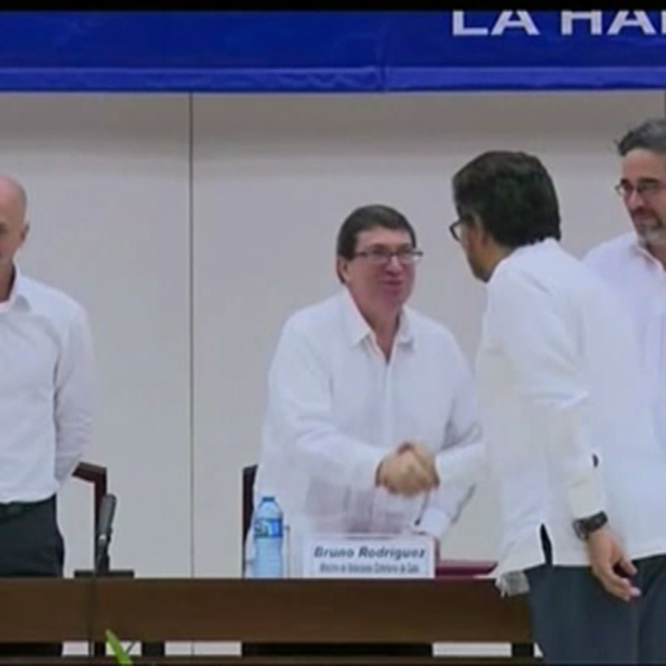 Representantes del gobierno y las FARC sellan el acuerdo sobre víctimas. Foto: EFE