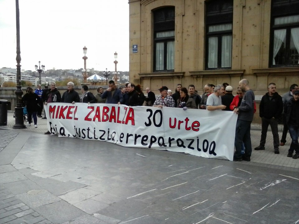 Concentración este martes en Donostia en recuerdo de Mikel Zabalza. Foto: Mikel Zabalza Gogoan