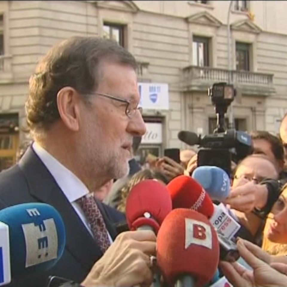 Rajoy dice que seguirá dando paseos y haciéndose selfies