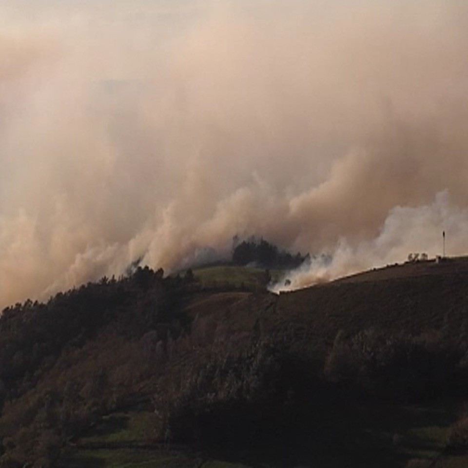 Más de un centenar de incendios siguen activos en Asturias