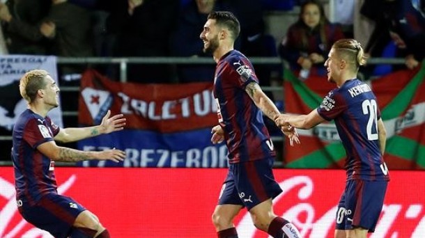 Borja Bastón celebra el segundo gol / EFE.