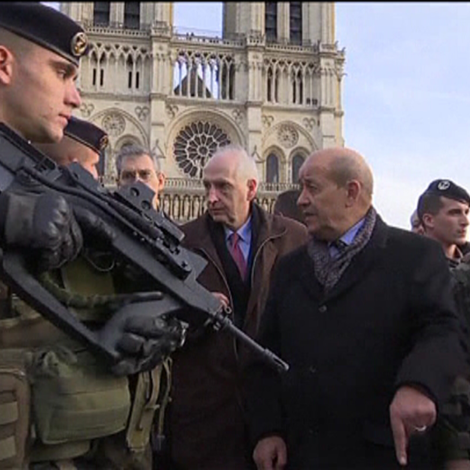 Militares vigilan las calles de París en Navidad. EFE
