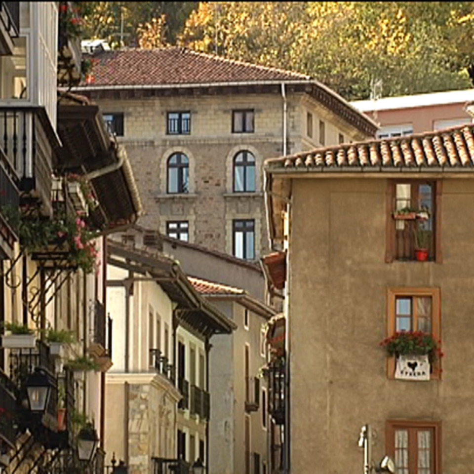 La compraventa de viviendas sube en la CAV y retrocede en Navarra 