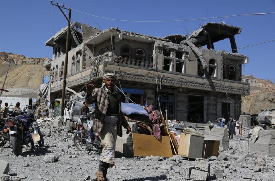 Yemeníes inspeccionan los destrozos tras un bombardeo en un barrio de Saná (Yemen). Foto: EFE