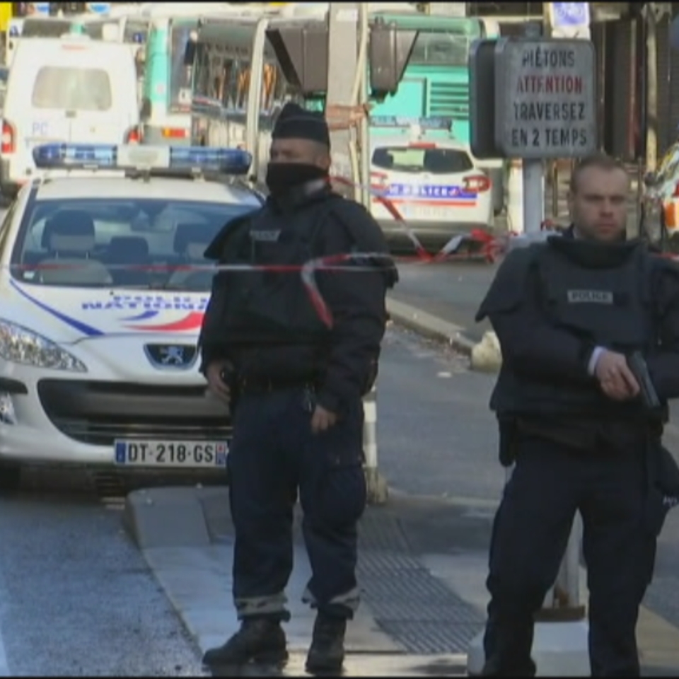 Armatuta zegoen gizonezko bat hil du Poliziak Parisen