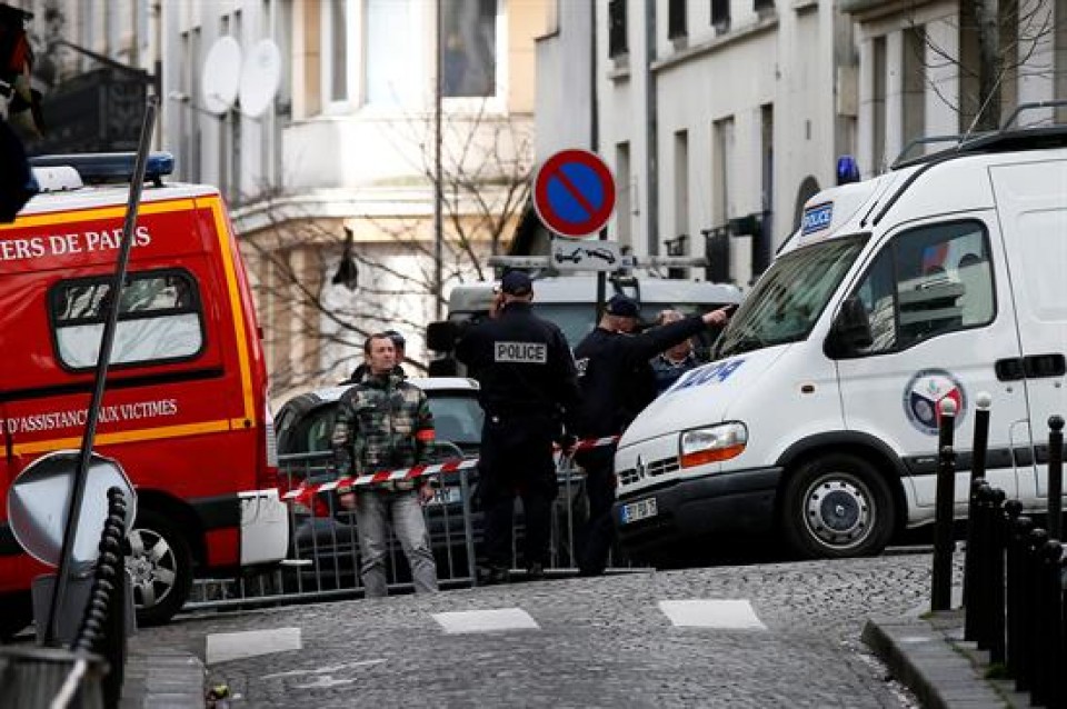 Gizon bat hil dute Parisen, polizia-etxe batera armatuta sartu ostean