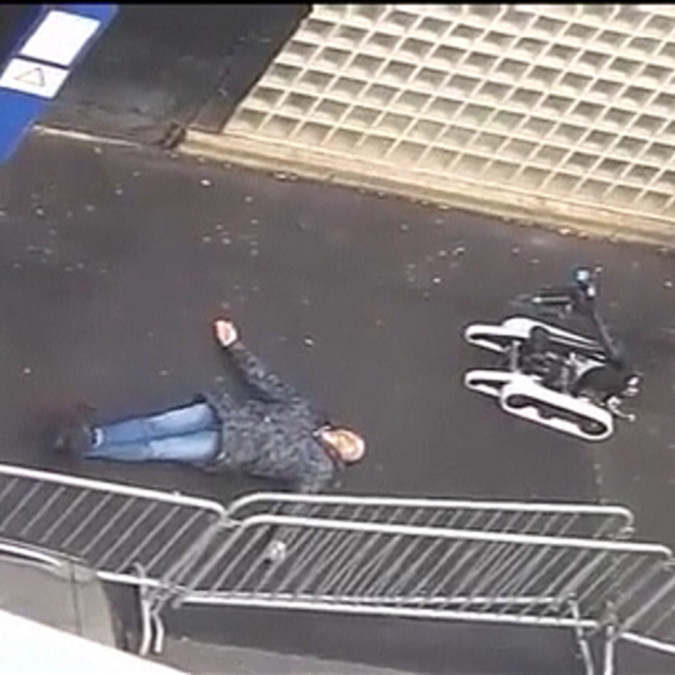 Yihadista bat tiroz hil du Poliziak Parisko komisaldegi baten aurrean