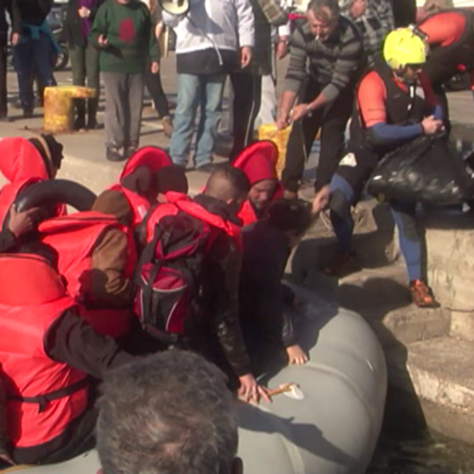 Imagen de archivo de la llegada por mar de un grupo de refugiados. Foto: EiTB.
