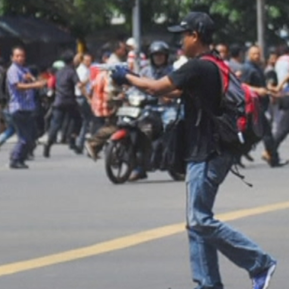 Anbulantzia bat leherketa bat gertatu den salmneta-eremutik gertu, Jakarta (Indonesia). EFE