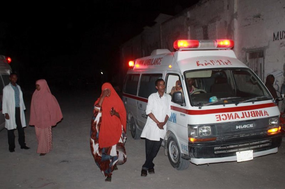 Médicos permanecen cerca del lugar donde fue perpetrado un atentado en Mogadiscio. Foto: EFE