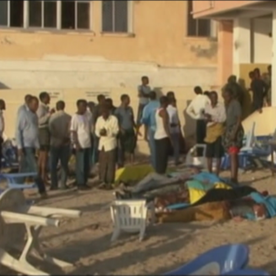 Médicos permanecen cerca del lugar donde fue perpetrado un atentado en Mogadiscio. Foto: EFE