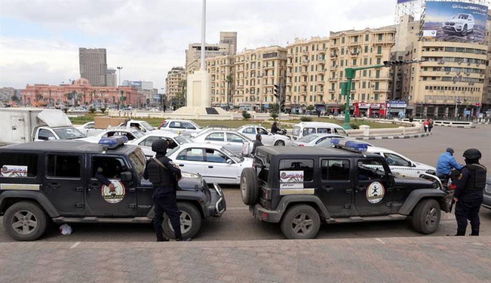 Fuerzas de seguridad en la plaza Tahrir de El Cairo (Egipto). Foto: EFE