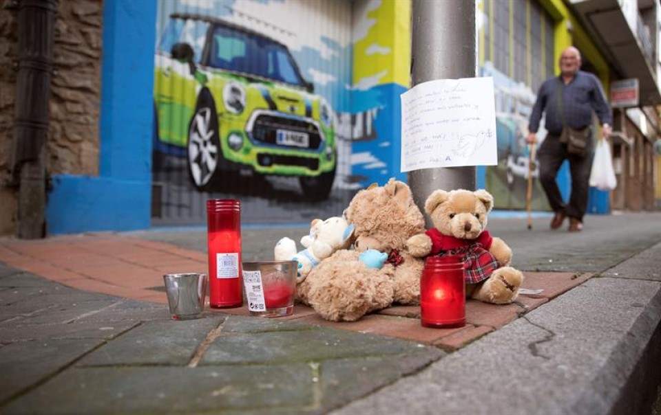 Colocan velas y peluches en memoria de la niña asesinada en Vitoria