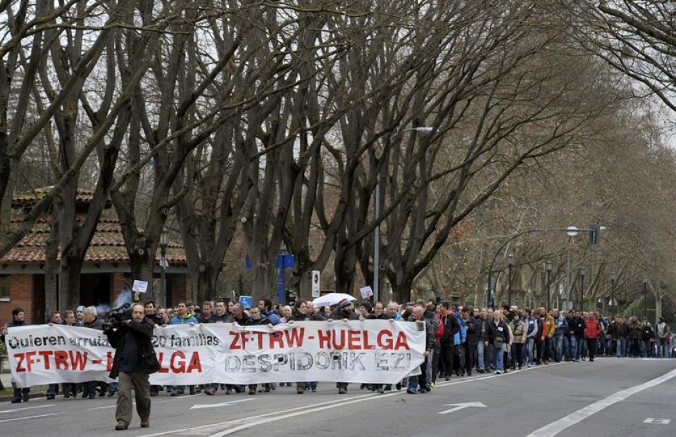 Una de las múltiples manifestaciones de los trabajadores de TRW contra el ERE. EFE