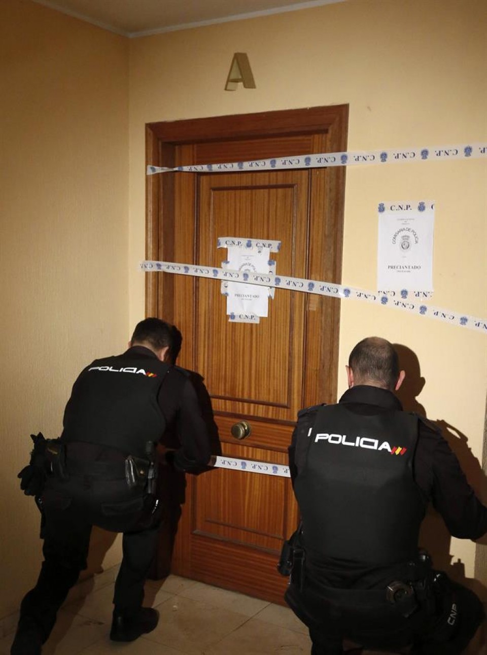 Agentes de Policía precintan la vivienda en Avilés (Asturias). Foto: EFE