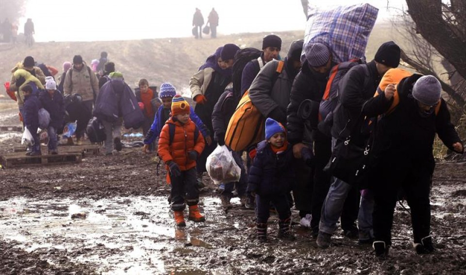 Imagen de archivo de un grupo de personas refugiadas llegando a Europa. Foto: EFE.