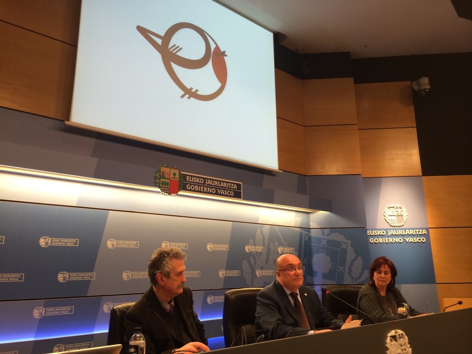 Patxi Baztarrika, Jorge Giménez y Ane Crespo en la rueda de prensa donde han valorado el informe. 