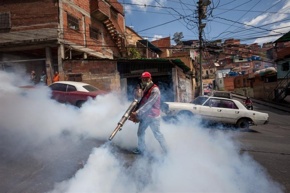 Fumigazio bat Caracasen (Venezuela), zika birusaren aurka. EFE