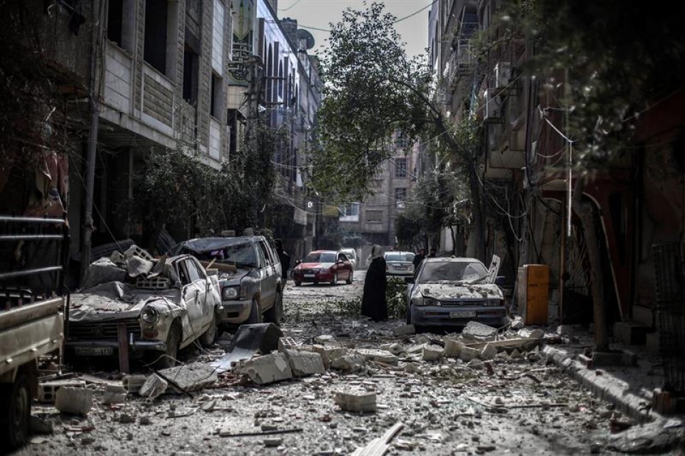Al Asaden aireko indarrek egindako bonbardaketaren ondorioak Douman (Damasko). Argazkia: EFE