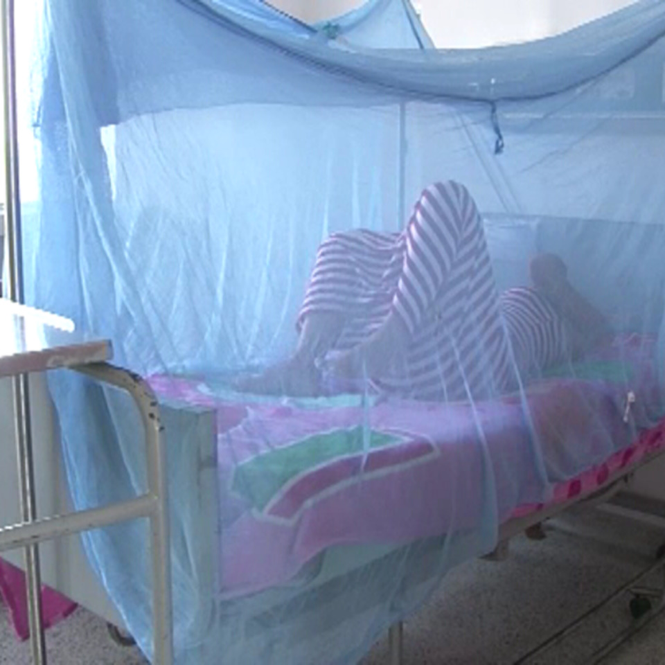 Mujer embarazada de protege de los mosquitos con una tela en un hospital de Colombia.