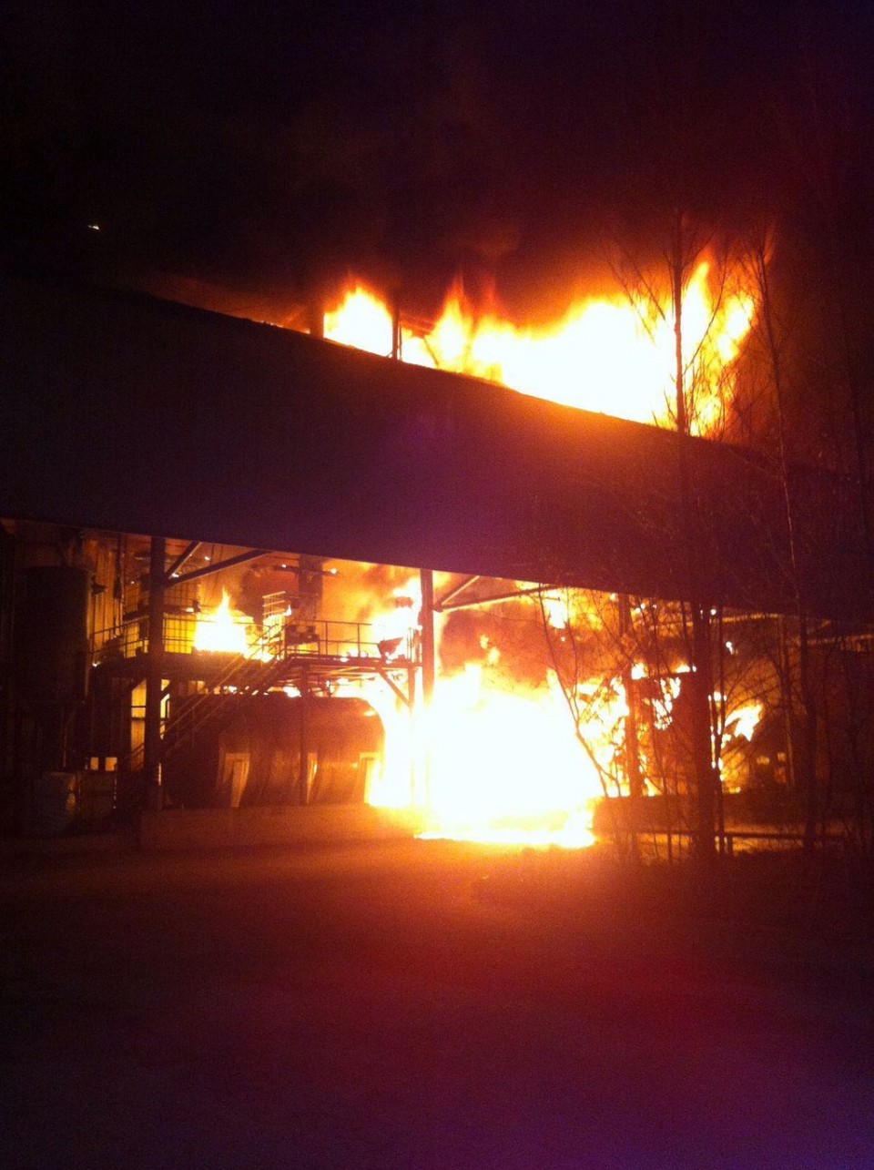 Incendio en la empresa Tubos Reunidos (Amurrio). Foto: @BomberosBizkaia