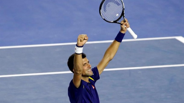 Novak Djokovic, feliz, festeja su título. Foto: EFE.