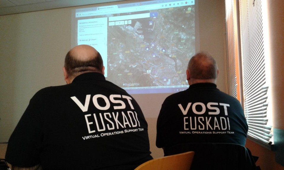 Voluntarios de Vost Euskadi observan un panel de incidencias Foto: eitb