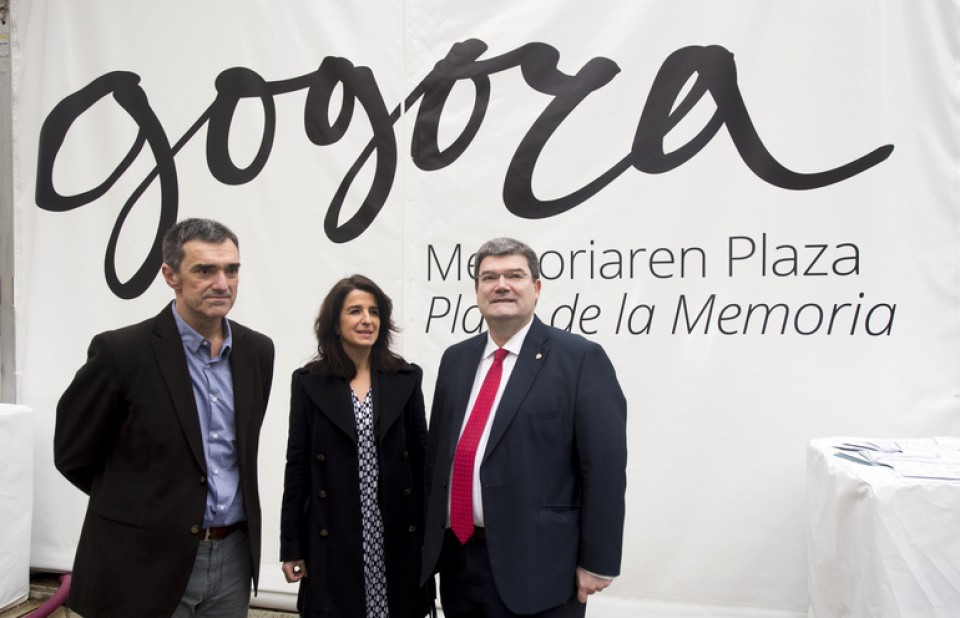 Jonan Fernández, Aintzane Ezenarro y Juan Maria Aburto. Foto: Instituto Gogora