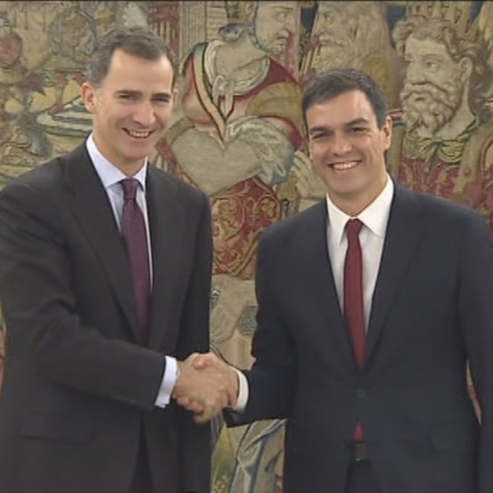 El rey Felipe VI y el secretario general del PSOE, Pedro Sánchez. EiTB
