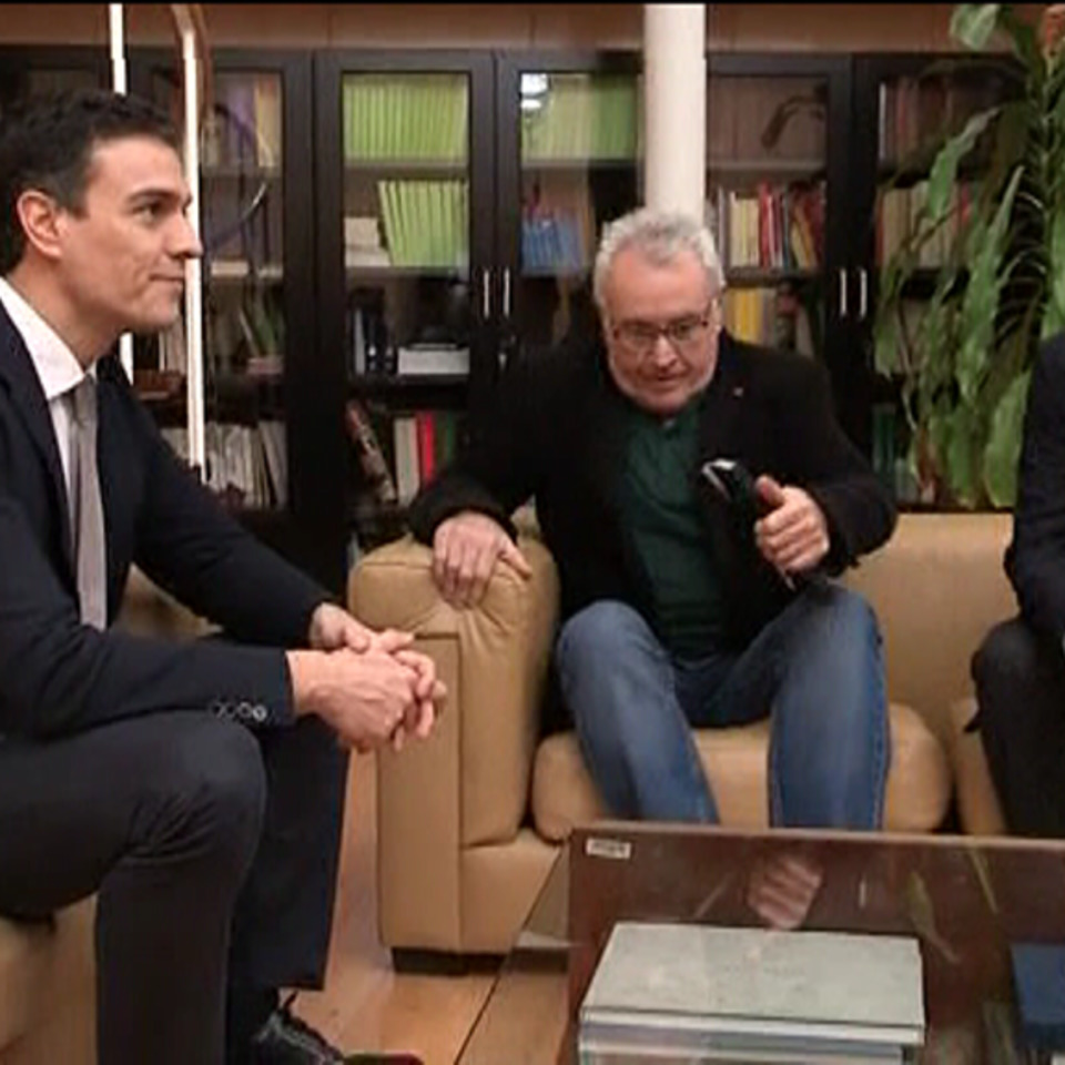 Pedro Sánchez con Cayo Lara y Alberto Garzón. EiTB