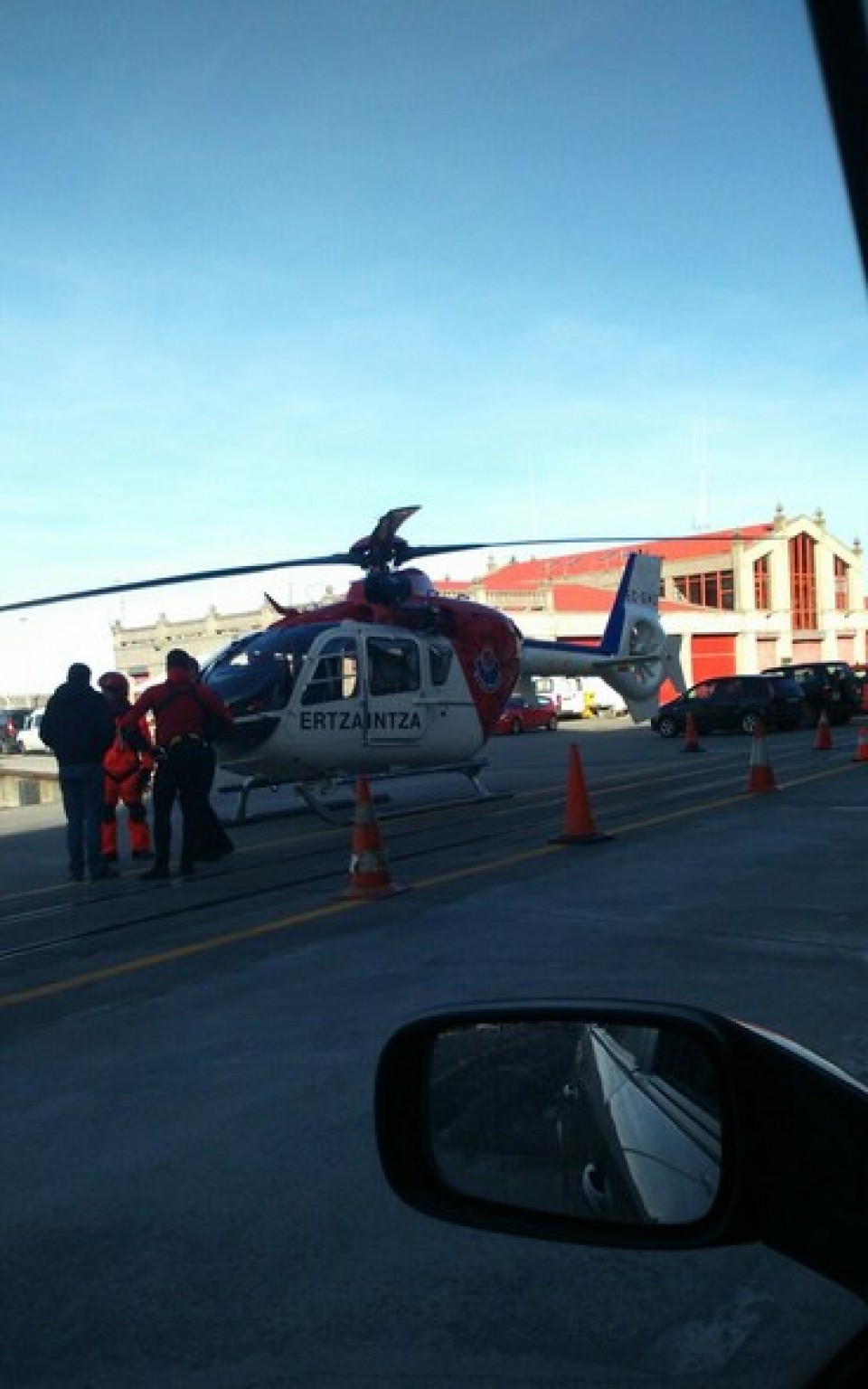 Un helicóptero de la Ertzaintza evacúa el cuerpo del arrantzale fallecido. Foto: SOS Deiak