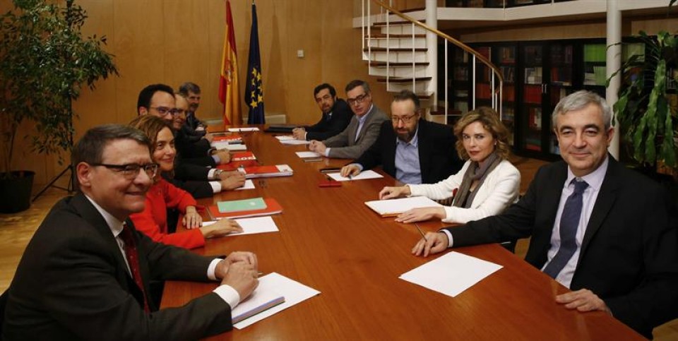 Los equipos negociadores de PSOE y Ciudadanos en su primera reunión. Foto: EFE