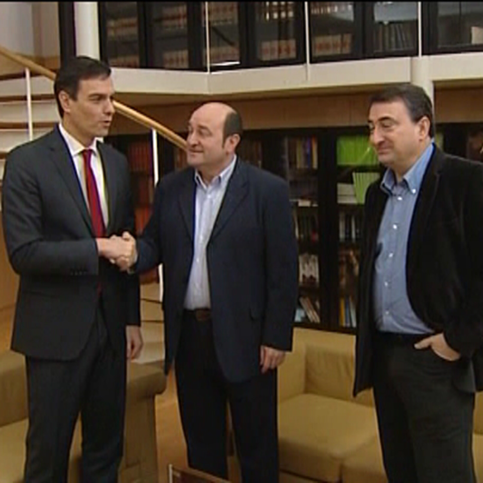 Pedro Sánchez (PSOE), con Andoni Ortuzar y Aitor Esteban (PNV). EiTB