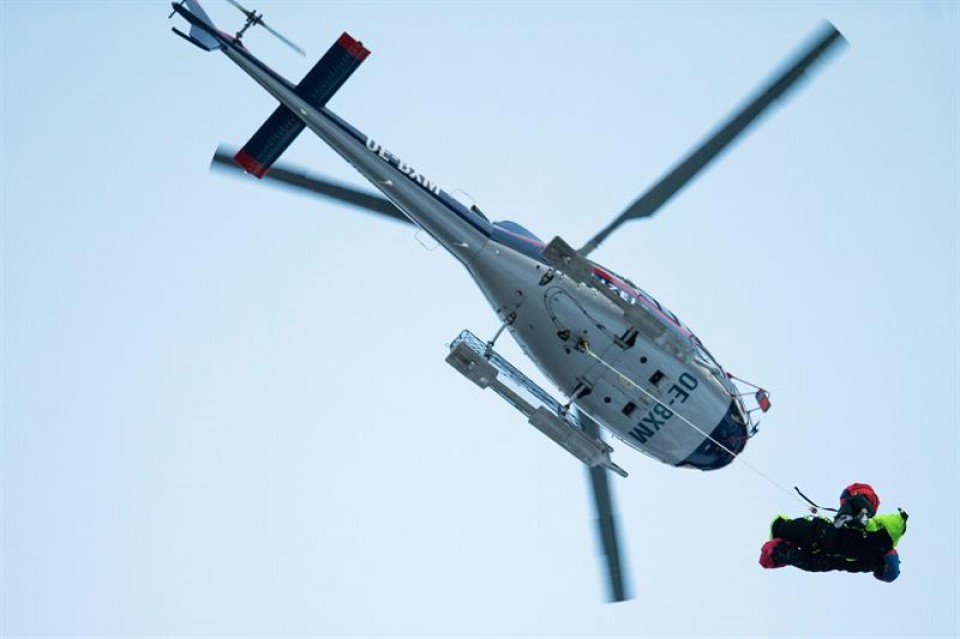 Un helicóptero realizando tareas de rescate en el Tirol (Austria). Foto: EFE
