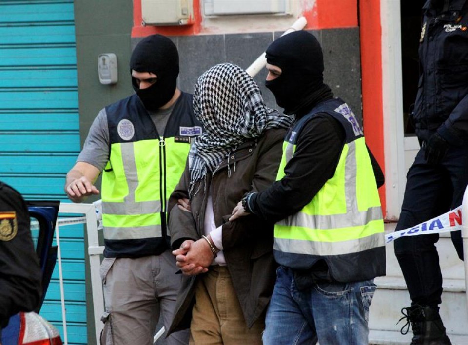La Policía traslada a uno de los detenidos en Ceuta. Foto: EFE