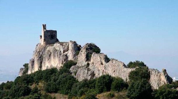 Denuncian la situación de la torre del Castillo de Portilla
