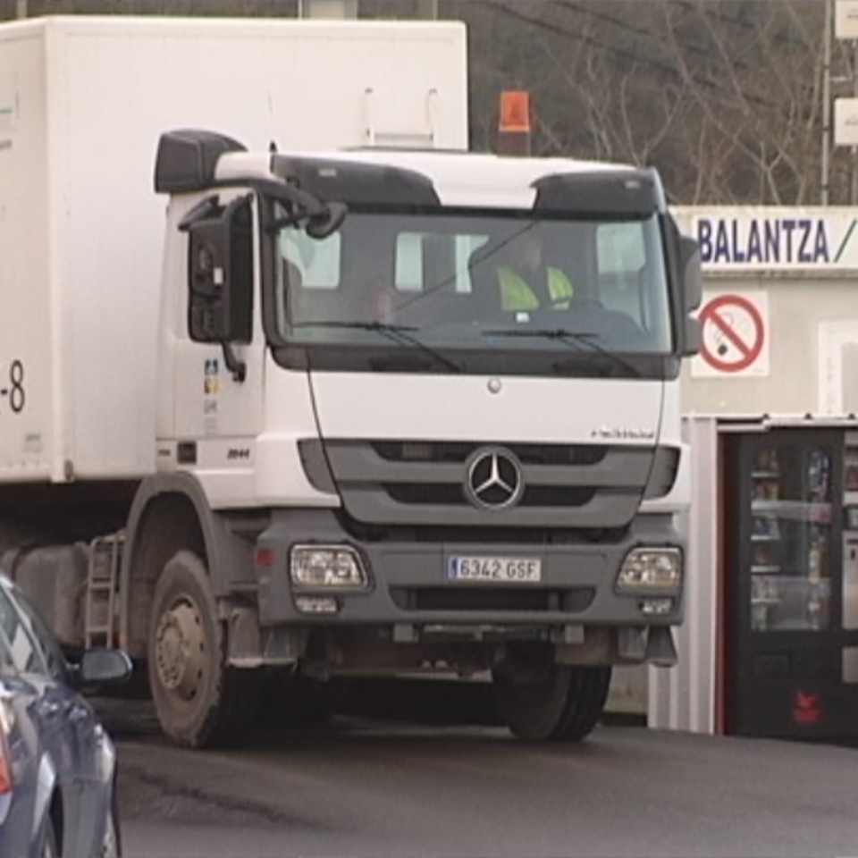 Un camión transporta residuos de Gipuzkoa a Cantabria. Imagen de archivo: EiTB