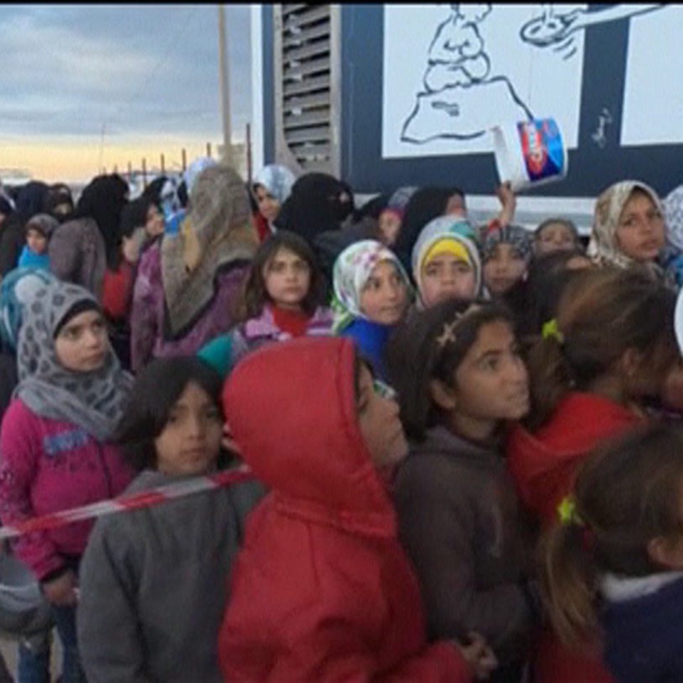 Un grupo de refugiados, en la frontera entre Siria y Turquía. EFE