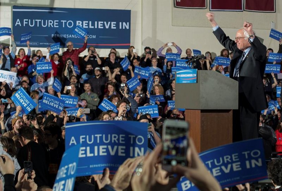 El demócrata Bernie Sanders celebra su victoria en New Hampshire. Foto: EFE