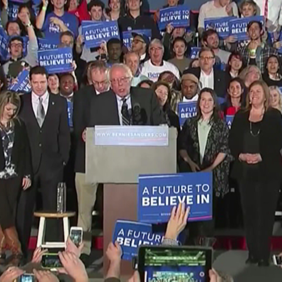 El demócrata Bernie Sanders celebra su victoria en New Hampshire. Foto: EFE