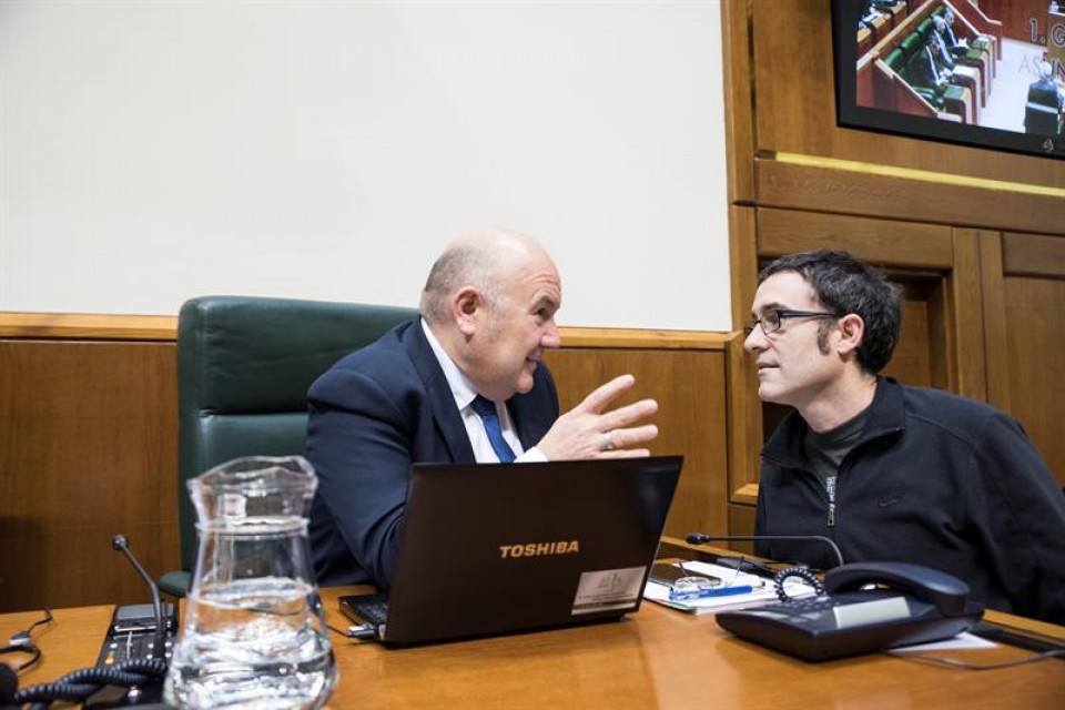 El parlamentario del PNV Iñigo Iturrate conversa con el de EH Bildu Julen Arzuaga. Foto: EFE